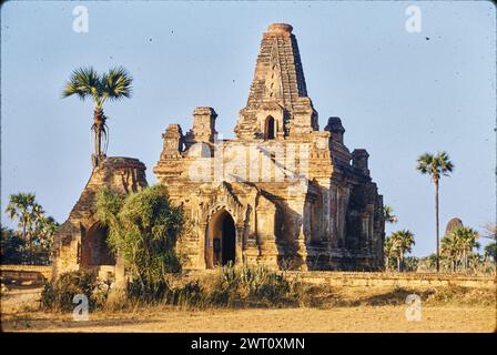 Myanmar (Birma) heidnischer Kubyauk-Gyi-Tempel (Wetkyi-in) unveröffentlichtes Bild 1. Swaan, Wim. 1966 oder früher fotografische Produktionsmaterialien für verlorene Städte Asiens: Ceylon, Pagan, Angkor Fotografien der Architektur wurden aus diesen Materialien ausgewählt und digitalisiert. Porträts, ethnographische Bilder und Bilder von Museumsgegenständen waren ausgeschlossen. Digitale Bilder werden geografisch angeordnet, zuerst nach Land, dann nach Stadt, dann nach Standortkomplex oder Denkmal, mit allen Namen in alphabetischer Reihenfolge. Ortsnamen stammen aus dem Getty Thesaurus of Geographic Names (TGN)®, Library of Congress Stockfoto