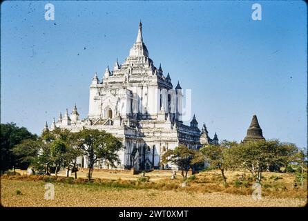 Myanmar (Birma) Pagan Thatbyinnyu Tempel unveröffentlichtes Bild 1. Swaan, Wim. 1966 oder früher fotografische Produktionsmaterialien für verlorene Städte Asiens: Ceylon, Pagan, Angkor Fotografien der Architektur wurden aus diesen Materialien ausgewählt und digitalisiert. Porträts, ethnographische Bilder und Bilder von Museumsgegenständen waren ausgeschlossen. Digitale Bilder werden geografisch angeordnet, zuerst nach Land, dann nach Stadt, dann nach Standortkomplex oder Denkmal, mit allen Namen in alphabetischer Reihenfolge. Ortsnamen sind abgeleitet von Getty Thesaurus of Geographic Names (TGN)®, Library of Congress Subject Headings und Schol Stockfoto