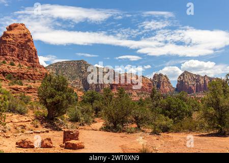 Türme aus rotem Sandstein erheben sich majestätisch in der Landschaft von Sedona Stockfoto