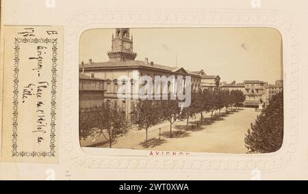 Avignon. Place de l'Hôtel de Ville. Unbekannt, Fotograf ca. 1860–1880 Ansicht des Rathauses von Avignon (Hôtel de Ville) mit dem zentralen Platz (Place de l’Horlage) davor. Der Uhrenturm ist hinter dem Rathaus zu sehen. Eine Reihe von Bäumen säumt den Platz vor dem Rathaus. (Recto, Mount) untere Mitte, rot aufgedruckter Text: 'AVIGNON/PLACE DE L'HOTEL DE VILLE'; (Recto, Albumseite) untere Mitte, unter Bild, schwarze Tinte auf weißem Papieretikett: 'E/172 [space] Avignon. - Place de l'Hôtel de/Ville." Stockfoto