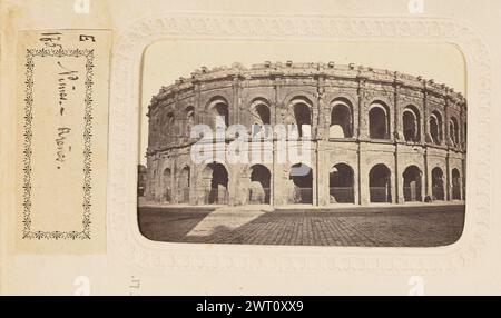 Extérieure des Arènes de Nîmes. Unbekannt, Fotograf um 1860–1880 die Arena von Nîmes, ein römisches Amphitheater. Die Arena besteht aus zwei Stockwerken von Arkaden. (Verso, Halterung) Mitte rechts, schwarze Tinte: 'Exterieure des Arènes/de Nîmes.'; (Recto, Albumseite) untere Mitte, unter Bild, schwarze Tinte auf weißem Papieretikett: 'E/175 [space] Nîmes. - Arènes." Stockfoto