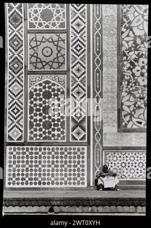 Indiens Sikandra Akbars Grabplatte 34. Swaan, Wim. 1968 oder früher fotografische Produktionsmaterialien für Städte in Mughul Indien: Delhi, Agra, Fatehpur Sikri Fotografien der Architektur wurden aus diesen Materialien ausgewählt und digitalisiert. Porträts, ethnographische Bilder und Bilder von Museumsgegenständen waren ausgeschlossen. Digitale Bilder werden geografisch angeordnet, zuerst nach Land, dann nach Stadt, dann nach Standortkomplex oder Denkmal, mit allen Namen in alphabetischer Reihenfolge. Ortsnamen stammen aus dem Getty Thesaurus of Geographic Names (TGN)®, den Fachüberschriften der Library of Congress und der wissenschaftlichen Publikation Stockfoto