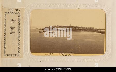 St. Malo. Emile ordinaire, Fotograf (Französisch, 1844 - 1892) um 1870–1890 Ein Fernblick von Saint-Malo von der anderen Seite des Wassers. Einige Boote sind näher am Ufer zu sehen. Der Turm der Kathedrale Saint-Malo erhebt sich über die umliegenden Gebäude im Zentrum der ummauerten Stadt. (Aufsatz, Halterung) unten in der Mitte, schwarze Tinte: „St. Malo'; rechts in der Mitte, schwarz aufgedruckter Text: 'ORDINAIRE [Space] DINARD [Sideways]'; (Verso, Mount) oben rechts, schwarze Tinte: 'St. Malo'; Mitte, schwarzer Aufdruck des Herstellers: 'ORDINAIRE/PHOTOGRAPHE/à/DINARD/Spécialité de Portraits Grandeur Nature/& instantanés pour Enfants/Portraits p Stockfoto