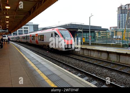 Passagiere, die einen neuen Transport für Wales Class 231 Stadler Flirt DMU Zug am Cardiff Central Railway Station, Februar 2024 Stockfoto