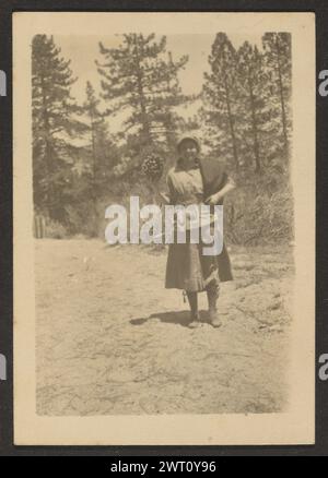Eine Frau, Die Einen Großen Pinecone Hält. Louis Fleckenstein, Fotograf (Amerikaner, 1866–1943) 1907–1943 Stockfoto