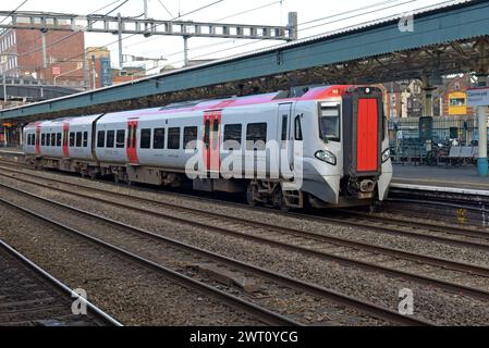 New Transport for Wales CAF Class 197 DMU-Zug am Bahnhof Newport, Wales, Februar 2024 Stockfoto