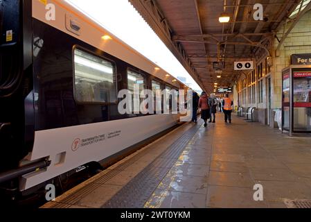 Passagiere, die einen neuen Transport für Wales Class 231 Stadler Flirt DMU Zug am Cardiff Central Railway Station, Februar 2024 Stockfoto