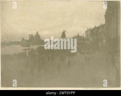 Das Riva Schiavoni. James Craig Annan, Fotograf (Schottisch, 1864–1946) über 1894 Ansicht der Menschenmassen entlang der Riva degli Schiavoni in Venedig, Italien. Die venezianische Lagune befindet sich auf der linken Seite des Bildes, die Statue von Vittorio Emanuele II. Und die Kuppel und der campanile von St. Marks Basilika ist in der Ferne sichtbar. (Verso, Halterung) unten rechts, handgeschrieben in Bleistift: 'Wagstaff' Stockfoto