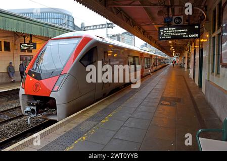 Passagiere, die einen neuen Transport für Wales Class 231 Stadler Flirt DMU Zug am Cardiff Central Railway Station, Februar 2024 Stockfoto