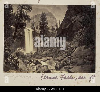 Piwyac - The Vernal Fall - 300 Fuß, Yosemite Valley, Mariposa County, CAL. (Nr. 21). Carleton Watkins, Fotograf (Amerikaner, 1829–1916) 1861 Blick auf den Vernal Fall im Yosemite National Park. Im Vordergrund ist ein felsiger Bach zu sehen. (Recto, Mount) untere Mitte, unter dem Bild, in Bleistift: 'Vernal fällt [sic], 300 ft.'; untere Mitte, in Bleistift, in einer anderen Hand: 'Watkins? / 1861? / Lady Franklin's / Party'; unten rechts, unten Bild, in lila Tinte: 'Vernal Falls, 300 ft'; unten rechts, mit Bleistift: 'Signiert in Glasstereo / im Yosemite Museum / 1861'; Stockfoto