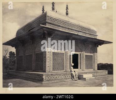 Grab von Itmad-UD-Daulah, Agra. Francis Frith & Co., Fotograf 1850er–1890er Jahre Blick auf den Marmorpavillon im zweiten Stock des Grabes von Itmad-UD-Daulah. Das Gebäude verfügt über kunstvolle Intarsien, Gittergitter mit geometrischen Mustern und drei Finials, die über dem Dach zu sehen sind. Ein Mann sitzt auf der erhöhten Basis des Pavillons, direkt neben einer kleinen Steintreppe, die zu einer offenen Tür führt. (Recto, Halterung) unten links, unter Druck, handgeschrieben in Bleistift: '7' Stockfoto