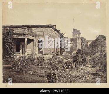 Die Britische Residency, Lucknow. Francis Frith & Co., Fotograf 1850er–1890er Jahre Blick auf die Ruinen der britischen Residency in Lucknow. Überwachsene Weinberge bedecken die Gebäude, die sich in verschiedenen verschlechterungszuständen befinden. (Recto, Halterung) unten links, unter Druck, handgeschrieben in Bleistift: '2' Stockfoto