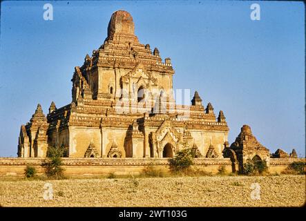 Myanmar (Birma) Pagan Htilominlo Tempel unveröffentlicht Bild 1. Swaan, Wim. 1966 oder früher fotografische Produktionsmaterialien für verlorene Städte Asiens: Ceylon, Pagan, Angkor Fotografien der Architektur wurden aus diesen Materialien ausgewählt und digitalisiert. Porträts, ethnographische Bilder und Bilder von Museumsgegenständen waren ausgeschlossen. Digitale Bilder werden geografisch angeordnet, zuerst nach Land, dann nach Stadt, dann nach Standortkomplex oder Denkmal, mit allen Namen in alphabetischer Reihenfolge. Ortsnamen sind abgeleitet von Getty Thesaurus of Geographic Names (TGN)®, Library of Congress Subject Headings und schola Stockfoto