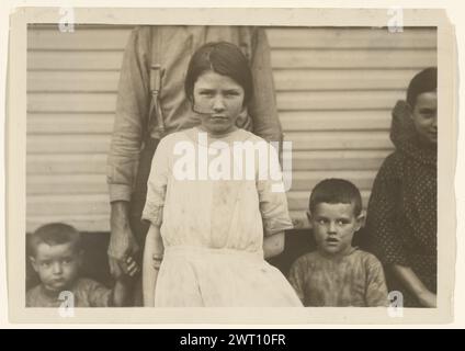 Gracie Clark, Spinner, mit ihrer Familie, Huntsville, Alabama. Lewis W. Hine, Fotograf (amerikanisch, 1874–1940) Negativdruck November 1913, Druck 1930er Jahre auf Verso-Druck mit Bleistift zwei Inschriften: '3726'. Sekundärinschrift: Inschrift auf Verso-Druck in Bleistift von Wagstaff: 'Hine 23'. Stockfoto