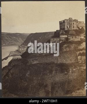 Ruines du Chateaux de Rheinfels et vue de Saint Goar. Unbekannt, Fotograf Ende des 19. Jahrhunderts Ansicht einer Burg auf der Seite eines Hügels über einem Gewässer. (Rückseitig, Druck) Mitte, in Bleistift: 'Ruines du Cateaux [sic] / de Rheinfels et / vue de Saint / Goar'; (rückseitig, gedruckt) links unten, Bleistift: 'A28'; (rückseitig, gedruckt) Druck) oben in der Mitte, in Bleistift: '11'; Stockfoto