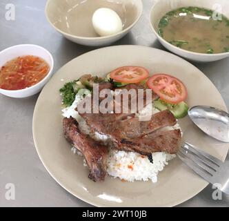 Món cơm tấm sườn Việt Nam. 越南排骨碎饭菜. Vietnamesische Rippenstücke, Reisgericht. Plato de arroz partido con costillas vietnamitas Stockfoto