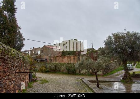 Der Templerturm in Idalha-a-Velha in Portugal wurde im 13. Jahrhundert erbaut, der letzte Überrest der Templerzeit des Dorfes. Stockfoto