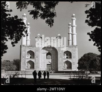 Indiens Sikandra Akbars Grabplatte 33. Swaan, Wim. 1968 oder früher fotografische Produktionsmaterialien für Städte in Mughul Indien: Delhi, Agra, Fatehpur Sikri Fotografien der Architektur wurden aus diesen Materialien ausgewählt und digitalisiert. Porträts, ethnographische Bilder und Bilder von Museumsgegenständen waren ausgeschlossen. Digitale Bilder werden geografisch angeordnet, zuerst nach Land, dann nach Stadt, dann nach Standortkomplex oder Denkmal, mit allen Namen in alphabetischer Reihenfolge. Ortsnamen stammen aus dem Getty Thesaurus of Geographic Names (TGN)®, den Fachüberschriften der Library of Congress und der wissenschaftlichen Publikation Stockfoto