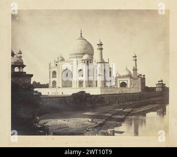 Taj Mahal am Ufer des Yamuna River. Unbekannt, Fotograf aus den 1850er–1890er Jahren Blick auf den Taj Mahal und den Yamuna Fluss vom Ufer des Flusses östlich des berühmten Mausoleums. Eine kurze Steintreppe oder Ghetto führt hinunter zum Wasser, wo mehrere Personen teilweise sichtbar sind. Die Kuppeln des Mihman Khana sind über den Bäumen auf der linken Seite des Bildes zu sehen. Stockfoto