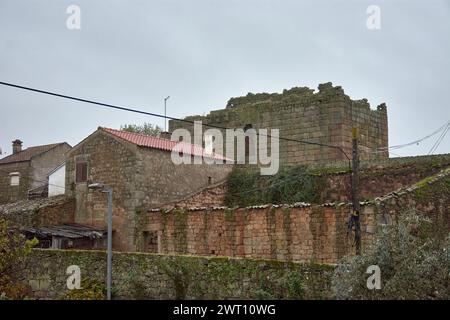 Der Templerturm in Idalha-a-Velha in Portugal wurde im 13. Jahrhundert erbaut, der letzte Überrest der Templerzeit des Dorfes. Stockfoto