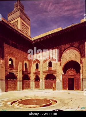 Marokko Fès Bou Inania Medersa Platte 46. Swaan, Wim. 1967 oder früher fotografische Produktionsmaterialien für Marokko: Marrakesch, Fès, Rabat Fotografien der Architektur wurden aus diesen Materialien ausgewählt und digitalisiert. Porträts, ethnographische Bilder und Bilder von Museumsgegenständen waren ausgeschlossen. Digitale Bilder werden geografisch angeordnet, zuerst nach Land, dann nach Stadt, dann nach Standortkomplex oder Denkmal, mit allen Namen in alphabetischer Reihenfolge. Ortsnamen stammen aus dem Getty Thesaurus of Geographic Names (TGN)®, den Fachüberschriften der Library of Congress und wissenschaftlichen Publikationen. Veröffentlichtes Bild Stockfoto