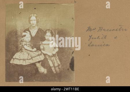 Mrs. Brewster, Juliet und Louisa. Sir David Brewster, Fotograf (Schotte, 1781–1868) 1840er–Anfang der 1850er Jahre Porträt einer Frau, die mit einem Kleinkind auf ihrem Schoß sitzt und einem jungen Mädchen neben ihr steht. Die Mädchen tragen passende Kleider. (Recto, Mount) oben rechts, mit Bleistift: '6'; rechts, mit Bleistift: 'Mrs. Brewster/ Juliet &/ Louisa'; unten links, mit Bleistift: 'Von Sir David Brewster'; Stockfoto