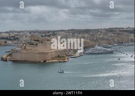 Aus der Vogelperspektive von Vittoriosa, Malta, unter einem dramatischen Himmel Stockfoto