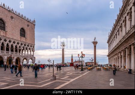 Markusplatz tagsüber und seine Touristen, in Venedig in Veneto, Italien Stockfoto