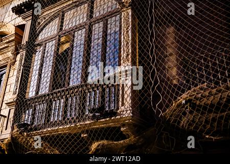 Balkon mit Schutzgitter bei der Sanierung eines Gebäudes Stockfoto