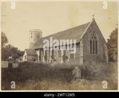 Risby Church. Möglicherweise Frances Elizabeth Jocelyn, Viscountess Jocelyn, Fotograf (Britin, 1820–1880), etwa 1860–1869 drei Männer auf dem Friedhof der St. Giles Church in Risby. Die Kirche hat einen runden normannischen Turm am anderen Ende Hohe Büsche füllen den Friedhof. (Recto, Mount) oben in der Mitte, Bleistift: "Risby Church"; Stockfoto