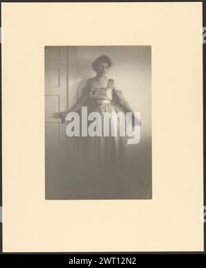 Porträt einer Frau, die an der Tür steht. Louis Fleckenstein, Fotograf (Amerikaner, 1866–1943) 1907–1943 Stockfoto