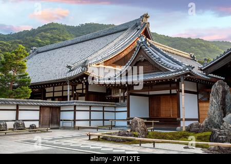 Außenansicht des Arashiyama-Tempels in Kyoto, Japan. Bild aus einer öffentlichen Straße. Stockfoto