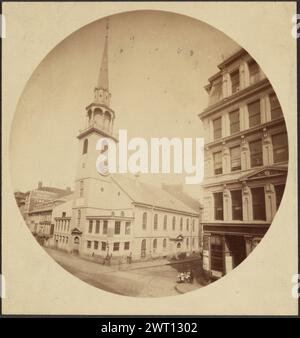 Old South Meeting House. Josiah Johnson Hawes, Fotograf (Amerikaner, 1808–1901) um 1860–1872 Eine Kirche mit einem zentralen Turm, gekrönt von einem Turm. Der Turm ist rechteckig und hat auf einer Seite ein rundes Zifferblatt. Auf beiden Seiten des Turms über der Uhr befinden sich bogenförmige Fenster. Ein Gebäude neben der Kirche hat eine gemalte Werbung für die Grand Trunk Railway. (Verso, Halterung) oben rechts, Bleistift: '12367'; Stockfoto