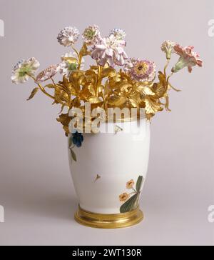 Ein paar montierte Vasen mit Blumen. Bronzier unbekannte Vasen aus der Porzellanmanufaktur Meissen, Hersteller (deutsch, aktiv 1710 - heute) Blumen aus der Porzellanmanufaktur Vincennes, Hersteller (französisch, gegründet 1740, aufgelöst 1756) Vase vor 1733, Blüte um 1745–1750, Montierung um 1745–1749 die renommierte Porzellanmanufaktur Meissen fertigte diese Porzellanvasen, die später von einem marchand-mercier nach Frankreich importiert wurden. Bemalte Blumen und Insekten, mit bemalten Schatten, um einen größeren Realismus zu erreichen, schmücken die Vasen. Der Maler legte vorsichtig ein paar der kleinen Stockfoto