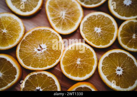 Saftige frische Orangenscheiben auf einem Holzschneidebrett Stockfoto