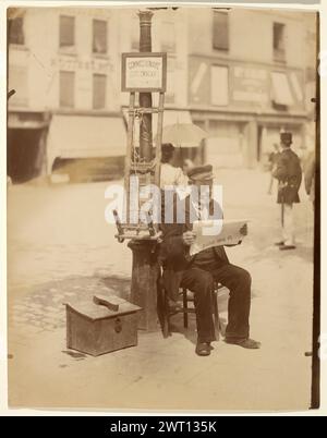 Kommissionär (Porter). Eugène Atget, Fotograf (französisch, 1857–1927) 1899–1900 Inschrift: Inschrift: Versodruck mit Bleistift: Titel und Negativnummer „3216“. Sekundärbeschriftung: Inschrift mit Bleistift in späteren Händen: '129 14x', Inventarnummer des Händlers und unleserliche Aufschrift in deutscher Sprache. Stockfoto
