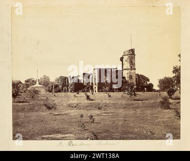 Die Residenz, Lucknow. Unbekannt, Fotograf der 1850er–1890er Jahre Ansicht der Überreste der britischen Residency in Lucknow. Ein Denkmal für Sir Henry Montgomery Lawrence, das auf der linken Seite des Bildes zu sehen ist, zeigt ein hohes Kreuz, das auf einer kleinen Treppe steht. (Recto, Mount) untere Mitte, handgeschrieben in Bleistift: 'Die Residenz, Lucknow' Stockfoto