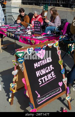 Mütter Manifest Hungerprotest vor dem Parlament, Westminster, London, Großbritannien. Kampagne für Kinder in Großbritannien und weltweit gegen Hunger und Armut Stockfoto