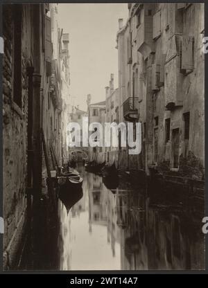 Ein venezianischer Kanal. Alfred Stieglitz, Fotograf (Amerikaner, 1864 - 1946) Negativdruck 1894, Druck 1920er–1930er Jahre Blick auf einen Kanal in Venedig. (Rückseitig, bedruckt) links mittig, Bleistift: '[unleserlich] 3 [Leerzeichen] [unleserliche Zahlen durchgestrichen]'; links mittig, Bleistift: '11 1/8 x 14 1/2'; links mittig, Bleistift: '[unleserlich] 3'; (rückseitig, eingehängt) unten links, Bleistift: '8 [Nachlass-Box-Nummer, umkreist]/A Venetian Canal/1894/Gelatin Silver'; links unten, Bleistift, Inschrift des Nachlasses von Georgia O'Keeffe: 'F158'; links unten, Bleistift, in Doris Brys Hand: '58E'; Stockfoto