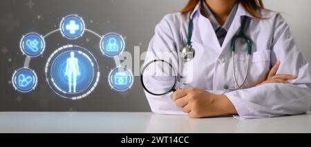 Arzt hält Lupe mit Symbolen der Gesundheitsdienste auf einem virtuellen Bildschirm. Ärztliches Check-up-Konzept. Stockfoto