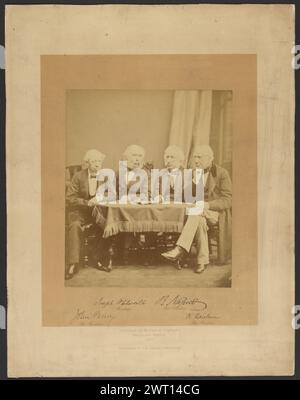 Institution of Mechanical Engineers, Manchester Meeting. Lachlan McLachlan, Fotograf (britisch, gestorben 1891) 1866 Gruppenporträt von vier Männern, alle mit weißem Haar, die um einen Tisch sitzen. Die Männer tragen alle Anzüge und Fliegenbänder. Der Mann ganz rechts hat die Beine gekreuzt und eine Hand am Kinn. (Recto, Mount) untere Mitte, schwarze Tinte: "Joseph Whitworth/President [space] R. Napied/Past President/John Penny/Past President [space] W. Lais[illeg]/Past President"; Stockfoto