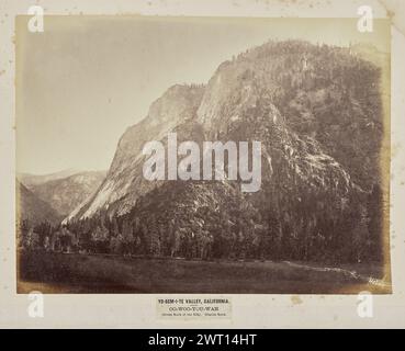 Yo-SEM-i-te Valley, Kalifornien. Oo-woo-you-wah (großer Felsen der Elche). Gletscherfelsen. Eadweard J. Muybridge, Fotograf (Amerikaner, geb. England, 1830–1904) Negativfotograf 1867 oder 1872, Print Later View of a massive Felsformation im Yosemite National Park. An seinem Fuß ist ein dicht bewaldeter Bereich zu sehen. (Recto, Mount) oben links, mit Bleistift: „B&R 4189 [Sideways]“; mittig, unter Bild, gedruckt auf Etikett, in schwarzer Tinte: „YO-SEM-I-TE VALLEY, CALIFORNIA. / OO-WOO-YOU-WAH / (großer Felsen der Elche). Gletschergestein.“; Stockfoto