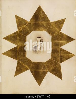 Porträt eines jungen Mannes, gerahmt in Gold. Unbekannt über 1864–1870 diese Seite befindet sich in einem Album, das Seiten unveränderter Cartes-de-Visite mit Fotocollagen vermischt. Die fotocollagierten Seiten, die typischerweise von viktorianischen Frauen der Oberschicht hergestellt wurden, könnten zusätzliche Elemente enthalten, die so einfach sind, wie ein Aquarell in der Mitte der Seite oder ein Rahmen, der um ein Foto gezeichnet wurde. Die Fotocollagen könnten jedoch auch ausgefeilte, vollausgereifte Kompositionen sein, die mit einer Vielzahl von Zeichenmaterialien und mit integrierten Fotografien, gefundenen Drucksachen und/oder farbigem Papier hergestellt wurden. Das Westmorland-Album enthält ein Beispiel Stockfoto