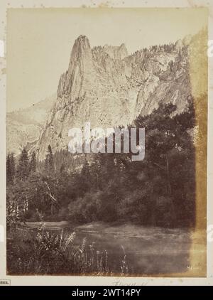 Yo-SEM-i-te Valley, Kalifornien. Loya (Sentinel Rock). 3.270 Meter über dem Tal. Eadweard J. Muybridge, Fotograf (Amerikaner, geb. England, 1830–1904) negative 1867, Print Later View of Sentinel Rock im Yosemite National Park, auch bekannt als „Loya“ in der Ahwahnechee-Sprache. Am Fuße der Felsformation ist ein dicht bewaldeter Bereich zu sehen, im Vordergrund ist ein Bach zu sehen. (Recto, Mount) unten in der Mitte, gedruckt auf Etikett, in schwarzer Tinte: 'YO-SEM-i-TE VALLEY, CALIFORNIA. / LOYA (Sentinel Rock). / 3.270 Fuß über dem Tal."; untere Mitte, in Bleistift: 'B&R 4019-20 / Bancroft Stockfoto
