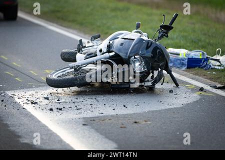 Melle, Deutschland 14. März 2024 im Bild: Ein Motorrad, Zweirad, liegt nach einem Unfall auf einer Landstraße. Die Unfallspuren sind mit Farbe markiert. Niedersachsen *** Melle, Deutschland 14. März 2024 im Bild liegt Ein Motorrad, Zweirad, auf einer Landstraße nach einem Unfall die Unfallgleise sind mit Farbe Niedersachsen gekennzeichnet Copyright: XFotostandx/xGelhotx Stockfoto