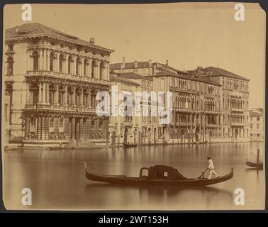 Rezzonico, Giustiniani und Foscari Palazzos entlang des Canal Grande. Carlo Naya, Fotograf (Italienisch, 1816 - 1882) 1874 Blick auf eine Gondel auf einem Kanal, mit Palazzos auf der anderen Seite. (Recto) unten rechts, auf dem negativ beschriftet: '70' (Recto, Mount) oben rechts, mit Bleistift: 'Palaces - Italy - Venice' Stockfoto