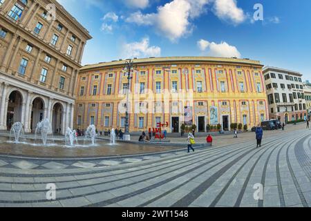 GENUA, ITALIEN - 20. MÄRZ 2021: Piazza Raffaele de Ferrari, der Hauptplatz von Genua, berühmt für seine Brunnen und Wasserspiele. Im Hintergrund Galleria S Stockfoto