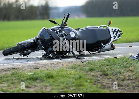 Melle, Deutschland 14. März 2024 im Bild: Ein Motorrad, Zweirad, liegt nach einem Unfall auf einer Landstraße. Die Unfallspuren sind mit Farbe markiert. Niedersachsen *** Melle, Deutschland 14. März 2024 im Bild liegt Ein Motorrad, Zweirad, auf einer Landstraße nach einem Unfall die Unfallgleise sind mit Farbe Niedersachsen gekennzeichnet Copyright: XFotostandx/xGelhotx Stockfoto