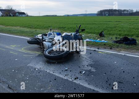 Melle, Deutschland 14. März 2024 im Bild: Ein Motorrad, Zweirad, liegt nach einem Unfall auf einer Landstraße. Die Unfallspuren sind mit Farbe markiert. Niedersachsen *** Melle, Deutschland 14. März 2024 im Bild liegt Ein Motorrad, Zweirad, auf einer Landstraße nach einem Unfall die Unfallgleise sind mit Farbe Niedersachsen gekennzeichnet Copyright: XFotostandx/xGelhotx Stockfoto