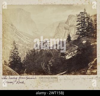 Yo-SEM-i-te Valley, Kalifornien. Das Tal vom Komah (Moon) Rock. Eadweard J. Muybridge, Fotograf (Amerikaner, geb. England, 1830–1904) Negativdruck 1867, später Ansicht des Yosemite Valley, zeigt einige seiner berühmten Felsformationen, darunter El Capitan und Cathedral Rocks and Spires im linken bzw. rechten Bereich des Bildes. Der Bridalveil Fall ist direkt unterhalb der Cathedral Rocks zu sehen. Diese Ansicht ist von weitem zu sehen, mit mehr Felsformationen, Sträuchern und Bäumen im Vordergrund. (Recto, Mount) Mitte links, neben dem Bild, mit Bleistift: 'I P8 Hittell [Sideways] / B&R 4001 [s Stockfoto